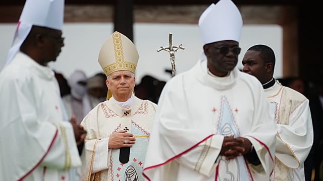 Pope urges youth to stay and fight corruption during Cameroon visit