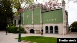 EU Pulls Funding For Venice Biennale After Russia’s Inclusion