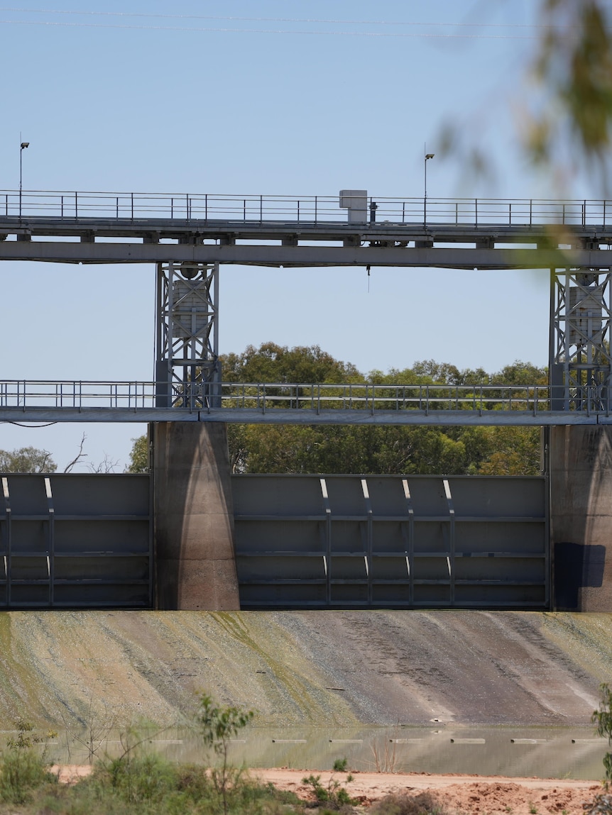 Water restrictions loophole has some big players still pumping, expert warns