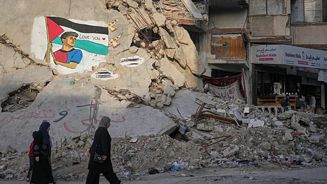 Gazan artists paint mural to honour Spanish footballer Lamine Yamal