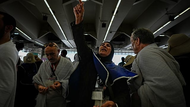 Muslim pilgrims in Mecca mark final day of Hajj and end of Eid al-Adha festival