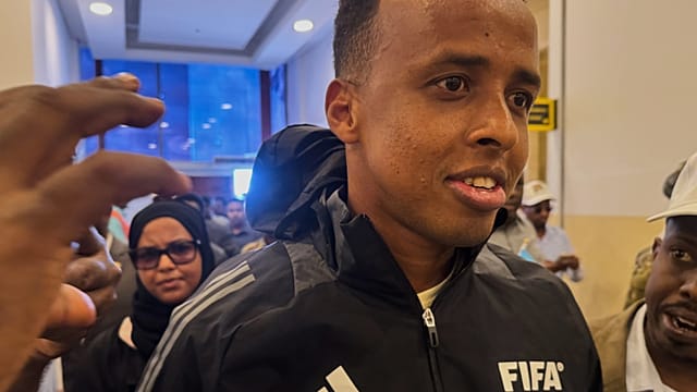 Somali football referee denied entry to US returns home to hero’s welcome