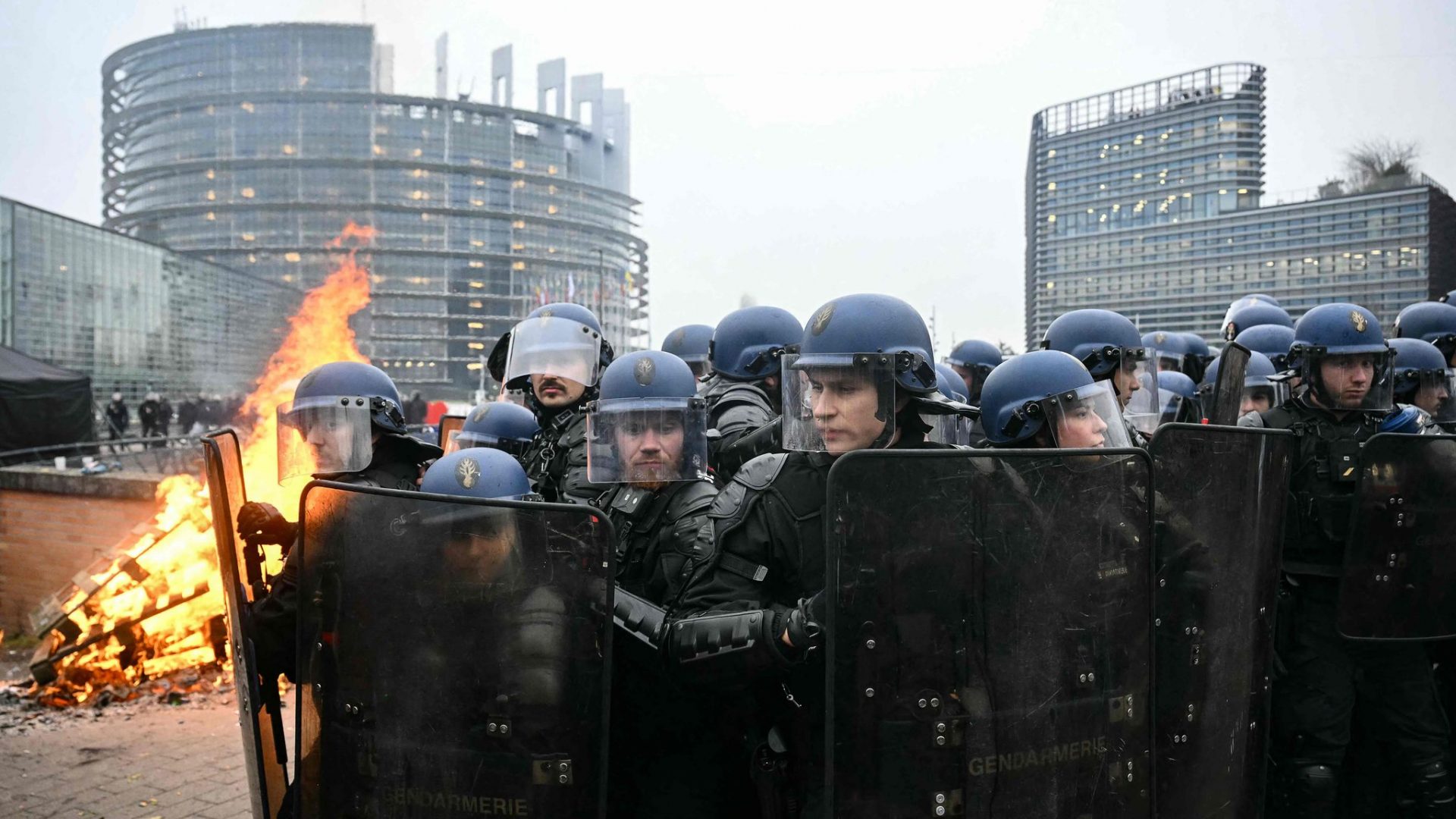 Thousands of farmers protest Mercosur deal in front of EU Parliament