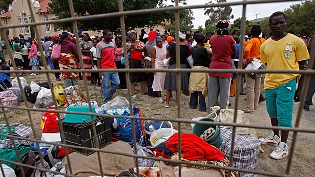 Zimbabweans return home from South Africa amid anti-immigrant tensions