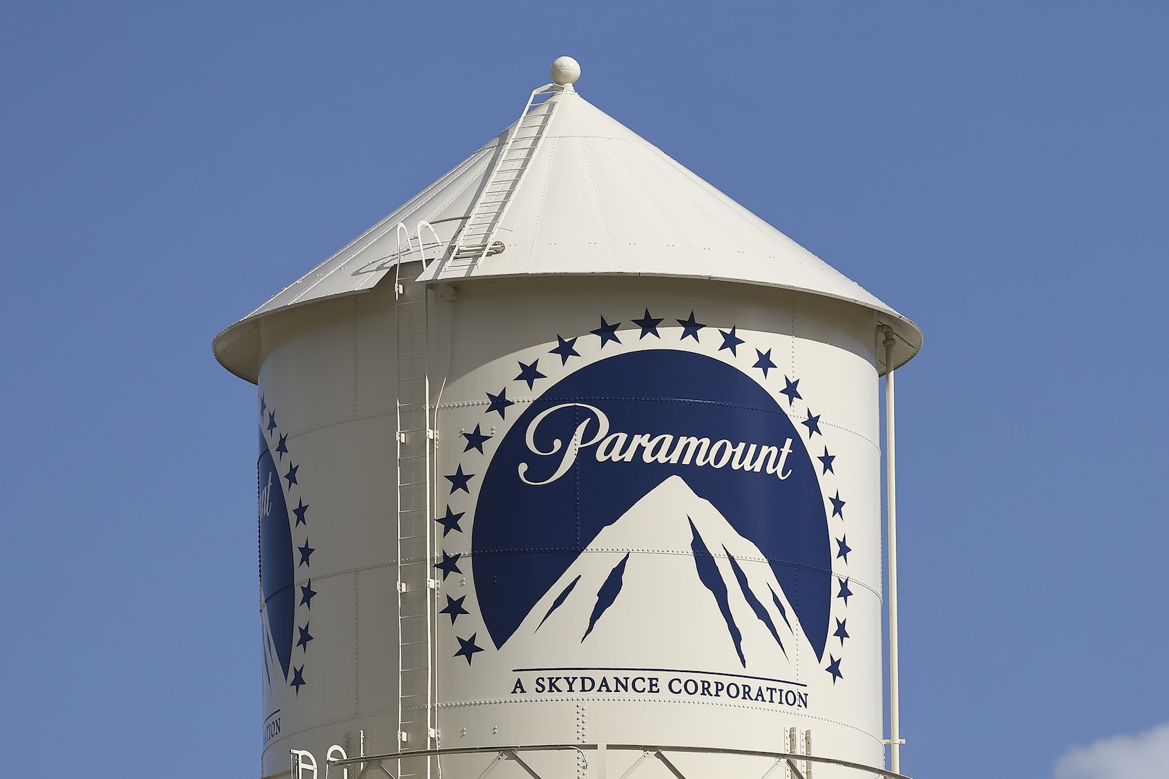 An attack on “every sofa in the US”: States sue to block Paramount-Warner Bros. merger