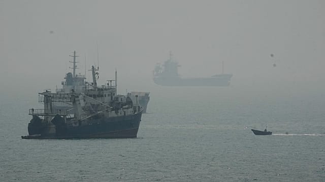 Tehran finalizing deal with Oman for temporary, safe route through Strait of Hormuz