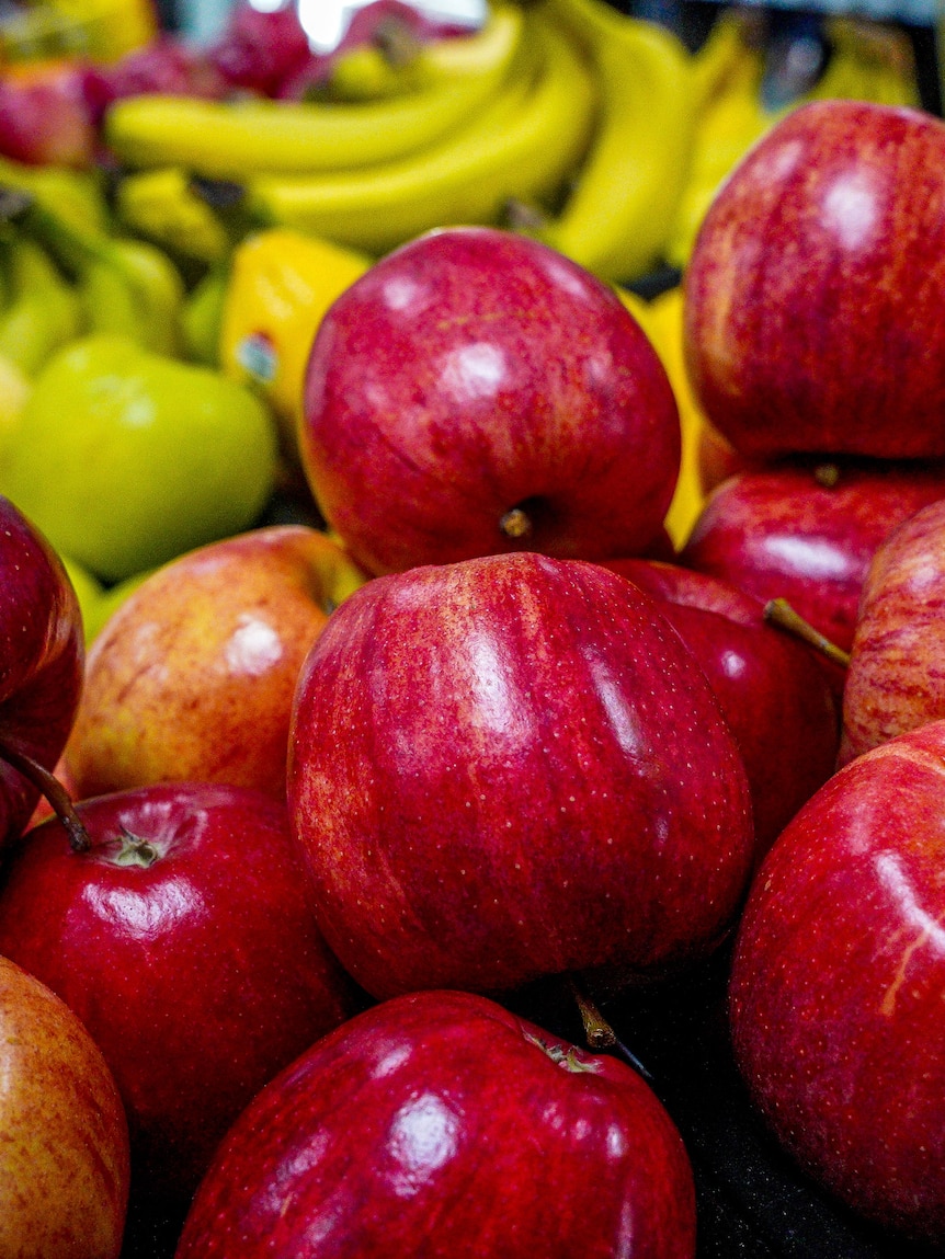 Who is taking the biggest cut of the apple profits?