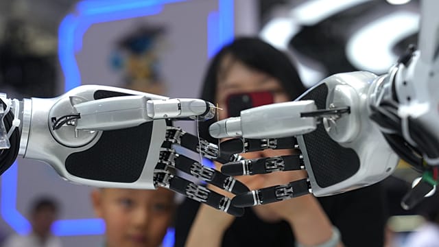 Kenyan start-up makes robotic limbs to sign for deaf kids