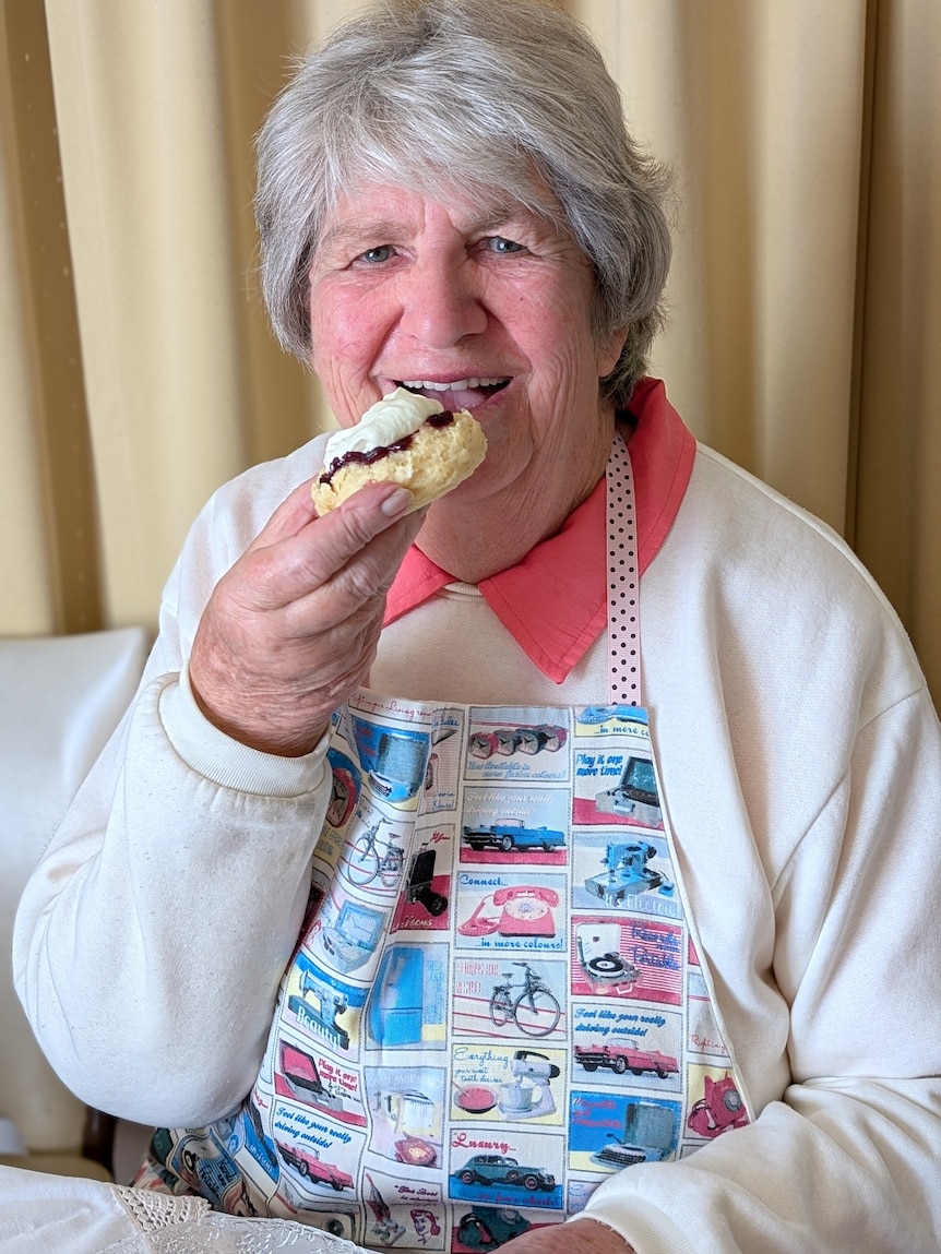 ‘Queen of Scones’ hangs up apron after reaching volunteer age limit