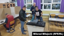 Bosnians Vote In Elections Pitting Pro-Western Against Nationalist Forces
