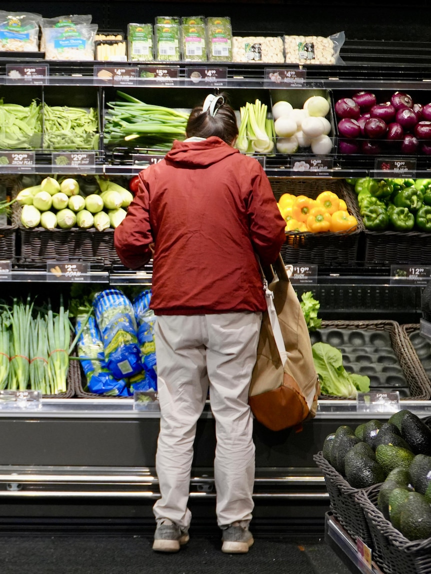 Are Coles and Woolworths centralising their supply chains? Some experts think so