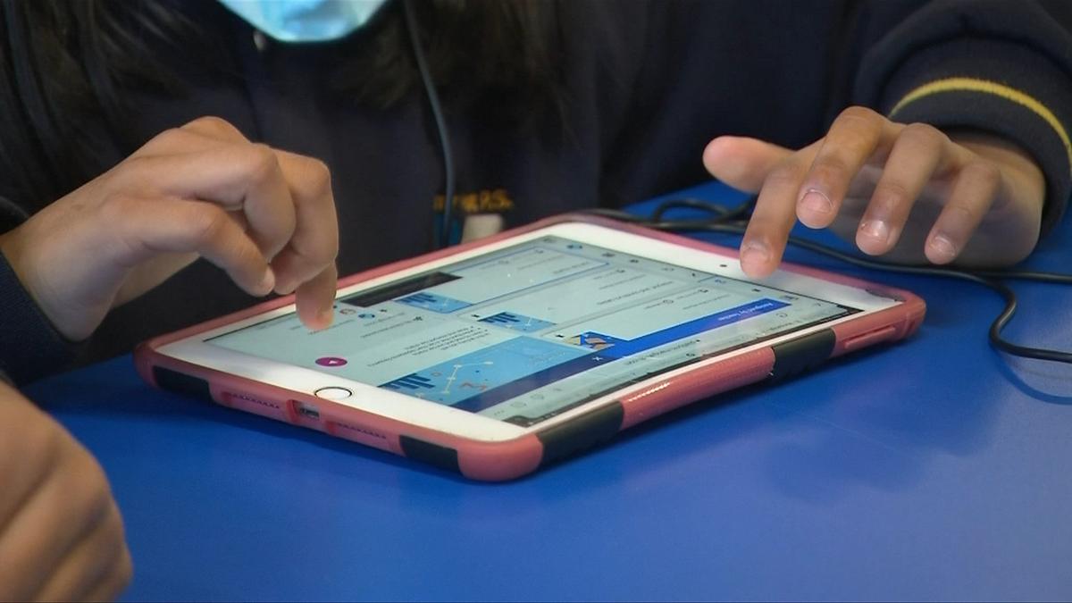 WA primary school students to go ‘back to basics’ with pilot program to ban unnecessary screen time